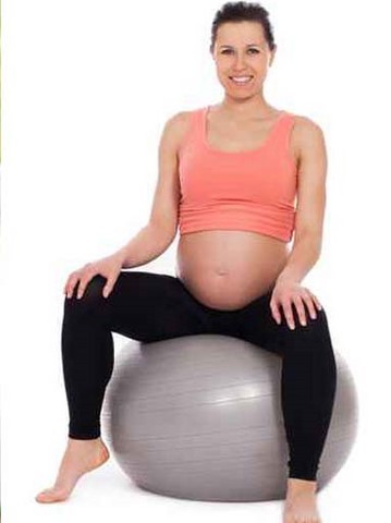 Femme enceinte sur un ballon Sport pendant la grossesse