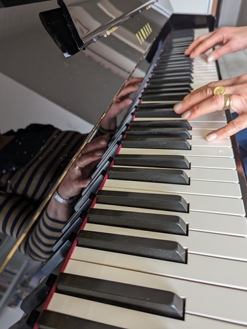 mains sur un piano Ecouter ou jouer de la musique
