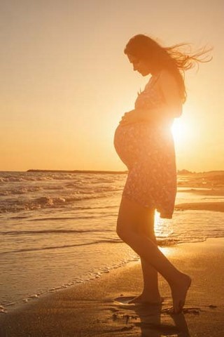 Femme enceinte sur une plage Femme enceinte sur une plage